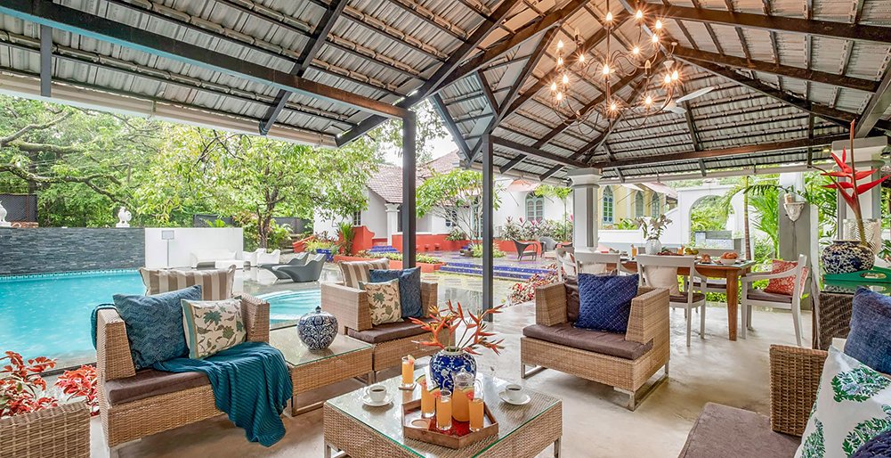 Bastora House - Alfresco dining by the pool